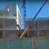 На стройке в Казани рухнула стрела башенного крана (ВИДЕО)