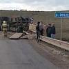 После жуткого ДТП водитель грузовика оказался под мостом (ФОТО)