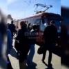 Один из пассажиров порезался, покидая горевший в Казани трамвай через окно (ВИДЕО)