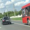 Водитель краснобуса в Казани на ходу кидал в «Ладу» бутылки и одноразовую посуду (ВИДЕО)