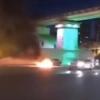 Жители Казани сняли на ВИДЕО автомобиль, загоревшийся под мостом на Роторной 