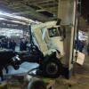 Кабина - вдребезги: грузовик сошел с конвейера на заводе «КАМАЗ» и врезался в опору (ФОТО)