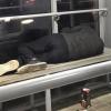 &quot;Там и спят, и нужду справляют&quot;: в Казани бездомные захватили теплую остановку и не пускают туда замерзающих пассажиров