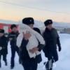 ВИДЕО: младенца спасли после крушения самолета в Казахстане