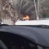 На ВИДЕО попала охваченная огнем легковушка во дворе пятиэтажки в Альметьевске