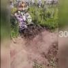 Прокуратура Челнов проверит, почему на местном кладбище по могилам ездят машины (ВИДЕО)