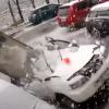 Россиянин чудом спасся от бетонной плиты, рухнувшей на его авто из-за обледеневших проводов (ВИДЕО)