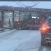 Видео: В Казани сошедший с рельсов трамвай спровоцировал пробку