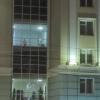 Голые мужчины в окнах здания правительства вызвали бурю негодования в Интернете