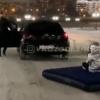 В центре Казани автомобилист устроил девушке экстремальные катания на матрасе (ВИДЕО)