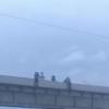 Автоинспекторы спасли мужчину, пытавшегося спрыгнуть с моста в Татарстане (ВИДЕО)