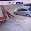 В Казани мужчина пытался руками остановить фуру, катящуюся на машины (ВИДЕО)