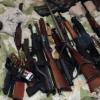 Почти 100 единиц огнестрельного оружия изъяли полицейские у двух жителей Казани