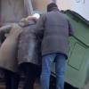 В Казани пенсионеры устроили дежурство у мусорного бака (ВИДЕО)