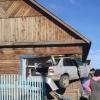 Иномарка вместо окна: Легковушка протаранила избу в пригороде Улан-Удэ (ФОТО)