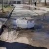 Алтынбаева с помощью авто отбуксировала бетонную клумбу (ВИДЕО)