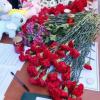 Петербуржцы оставляют слова соболезнования и приносят цветы к Постпредству Татарстана (ВИДЕО)