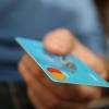 Банки разрешат клиентам снимать деньги с чужих карточек
