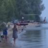 Соцсети: В Лаишево вертолет приземлился на пляже среди отдыхающих (ВИДЕО)