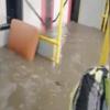 Казанцы сняли на ВИДЕО, как салон автобуса затопило дождевой водой