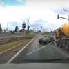 В Казани бетономешалка протаранила три автомобиля на светофоре (ВИДЕО)