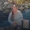 В Нижнекамске одинокая девушка сидит на скамейке вторые сутки (ВИДЕО)