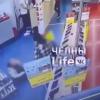 В Челнах попало на ВИДЕО, как женщина избила ребенка в магазине