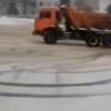 В Казани водитель КАМАЗа устроил опасный дрифт возле речного порта (ВИДЕО) 