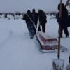 В Набережных Челнах родственникам пришлось час волочить гроб по снегу перед похоронами