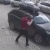 Разъяренный житель Казани с огромным тесаком разгромил автомобиль (ВИДЕО) 