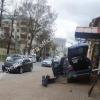 Видео: иномарка после ДТП в центре Казани вылетела на тротуар и протаранила кафе