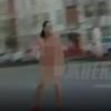 В Нижнекамске сняли на видео голую женщину на дороге