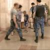 В Казани пока малолетний хулиган напал на полицейских и крушил мебель, мама гладила его по голове и называла &quot;зайкой&quot;