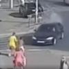 В Казани легковушка вылетела на тротуар и сбила 8-летнего ребенка (ВИДЕО)