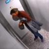 В Челнах камеры в лифте засняли окровавленную женщину