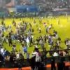 Видео: жуткая давка на трибунах привела к смерти 127 футбольных фанатов в Индонезии