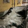 В Казани глыба льда упала на машину