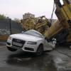 В Казани машина, забивающая сваи, упала на иномарку (ФОТО)