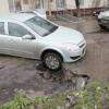 В Казани припарковался и провалился в яму автомобиль (ФОТО+ВИДЕО)