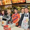 В «МакХэппи День» за прилавки ресторанов  в Казани  встали известные люди (ФОТО)
