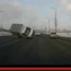 На Ленинской дамбе перевернулся грузовик (ВИДЕОрегистратор)