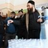 В Казани прихожан мечети угощают водой из источника Зам-зам